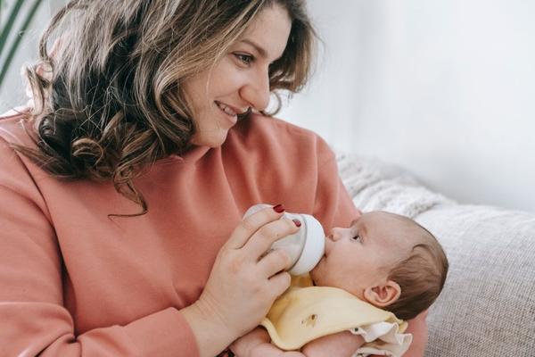 newborn feeding cues